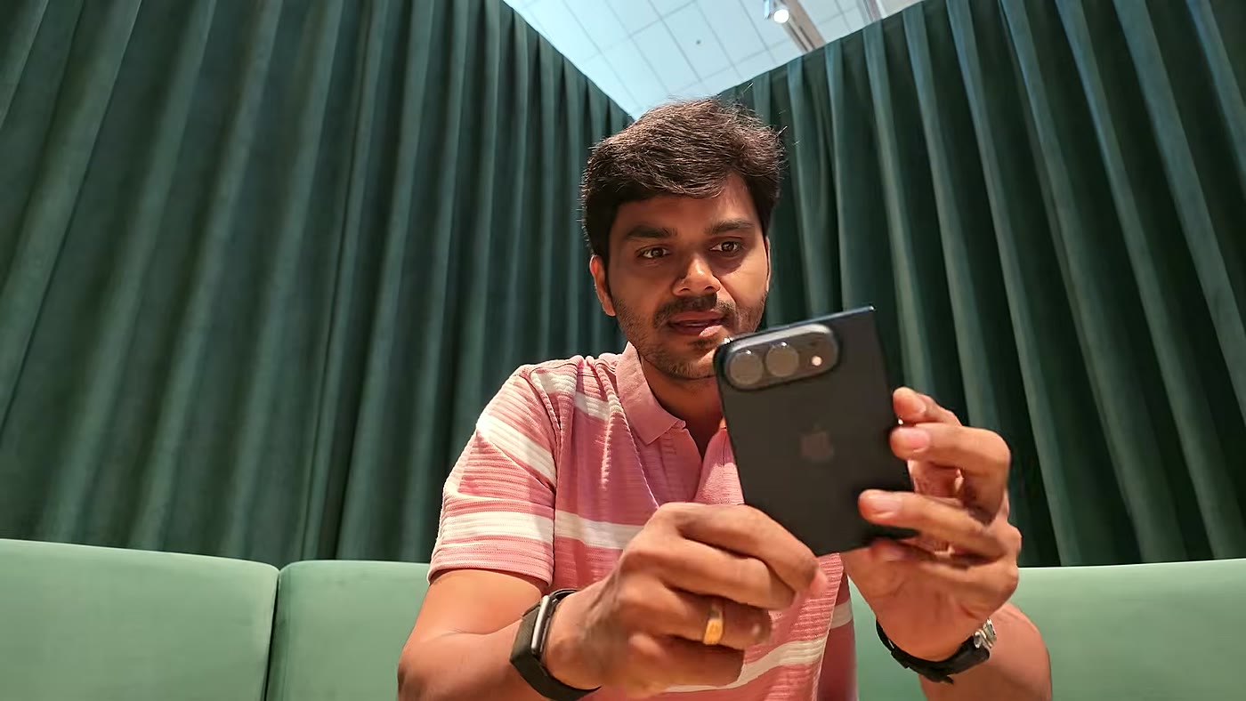 Homem segura o iPhone Duo, o iPhone dobrável da Apple, mostrando o preço que chega ao Brasil em outubro