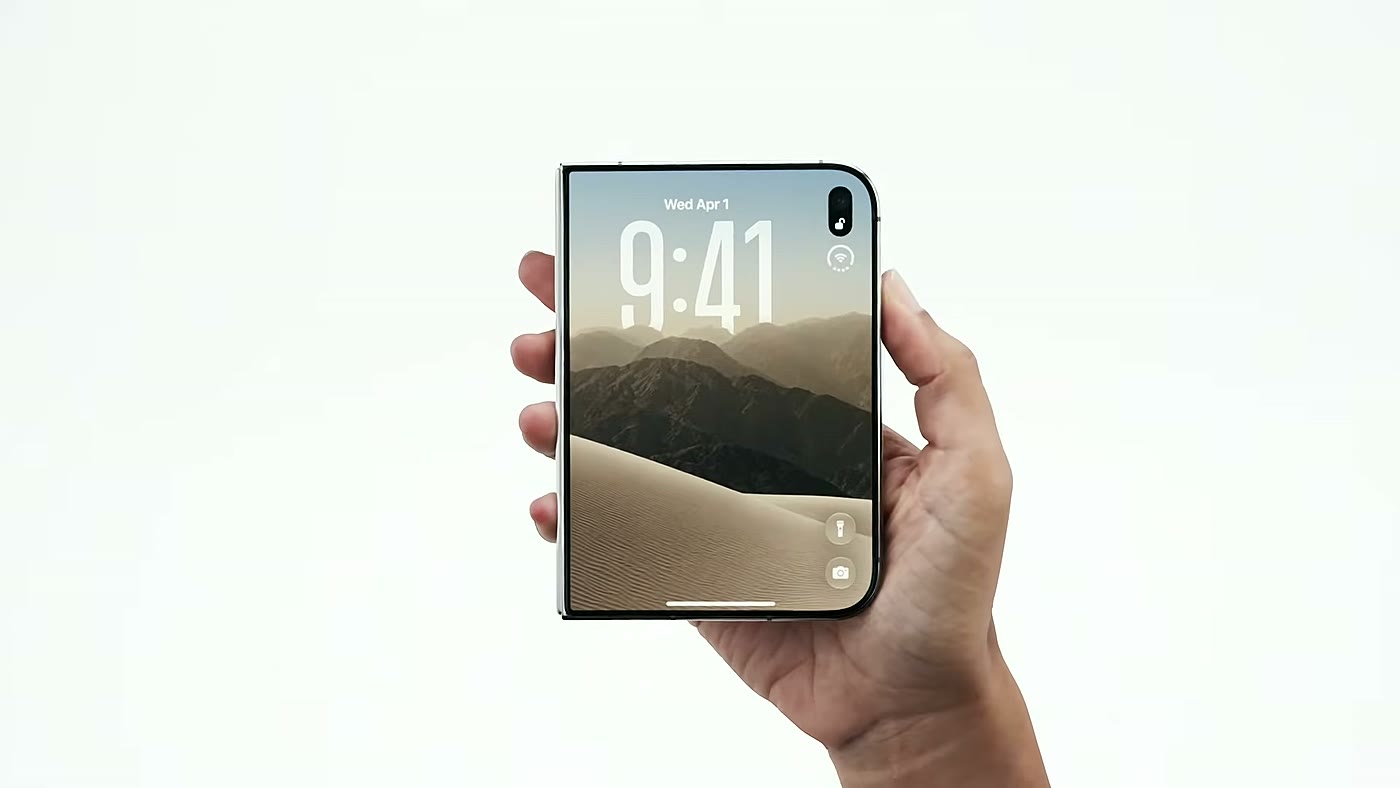 iPhone Duo aberto na mão mostrando a tela dobrável, um dos preços mais altos já cobrados num iPhone