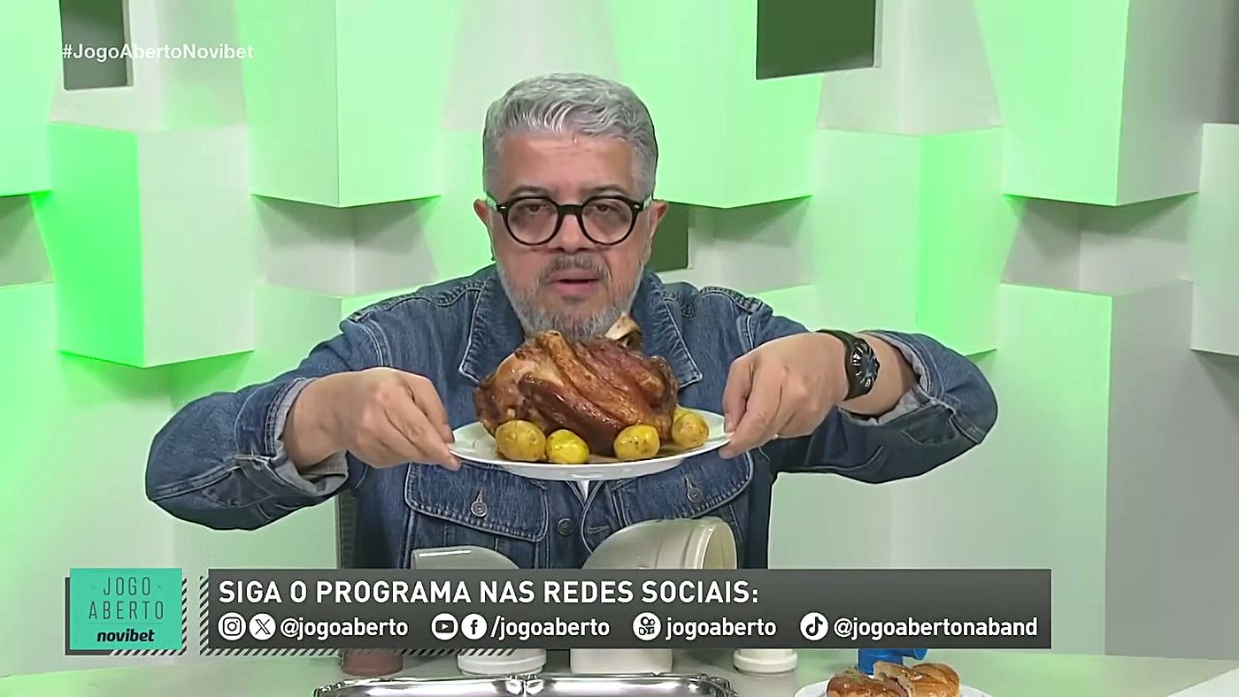 Comentarista HG segura um joelho de porco assado no Jogo Aberto, provocando Neymar sobre o joelho novo
