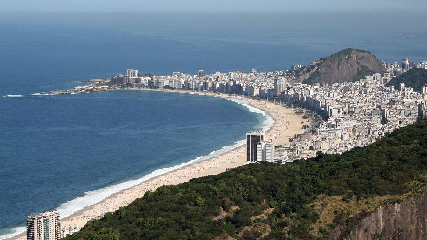 Vista aérea da praia de Copacabana, no Rio de Janeiro, com o Pão de Açúcar ao fundo