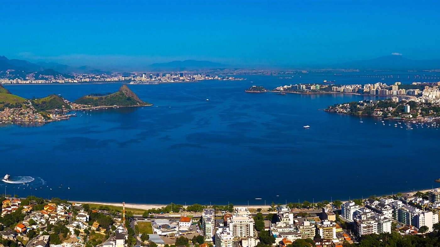 Vista aérea da Baía de Guanabara, com Pão de Açúcar, Botafogo, Flamengo e Copacabana ao fundo