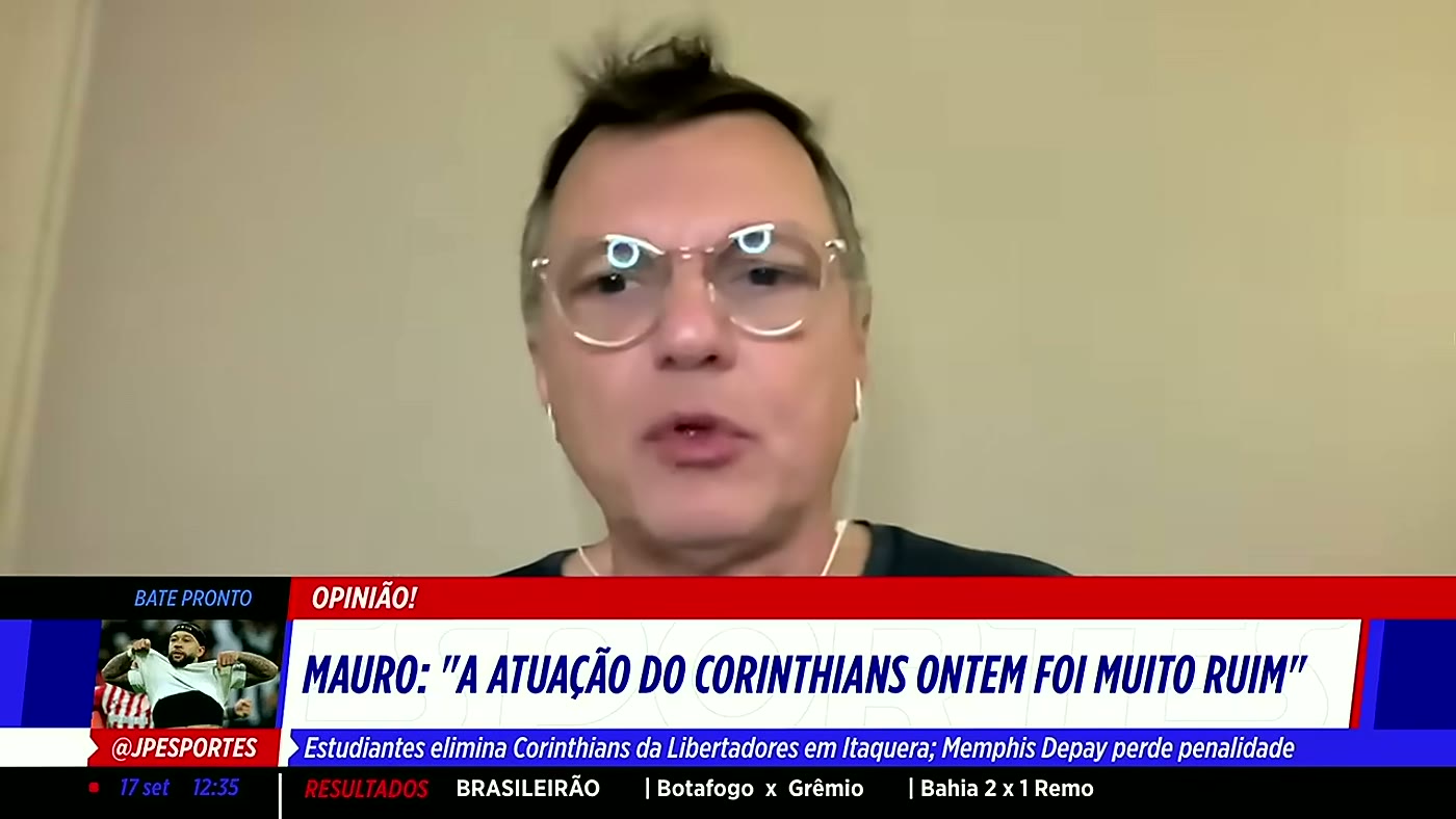 Mauro Cezar gesticula ao comentar memphis depay corinthians na Jovem Pan Esportes