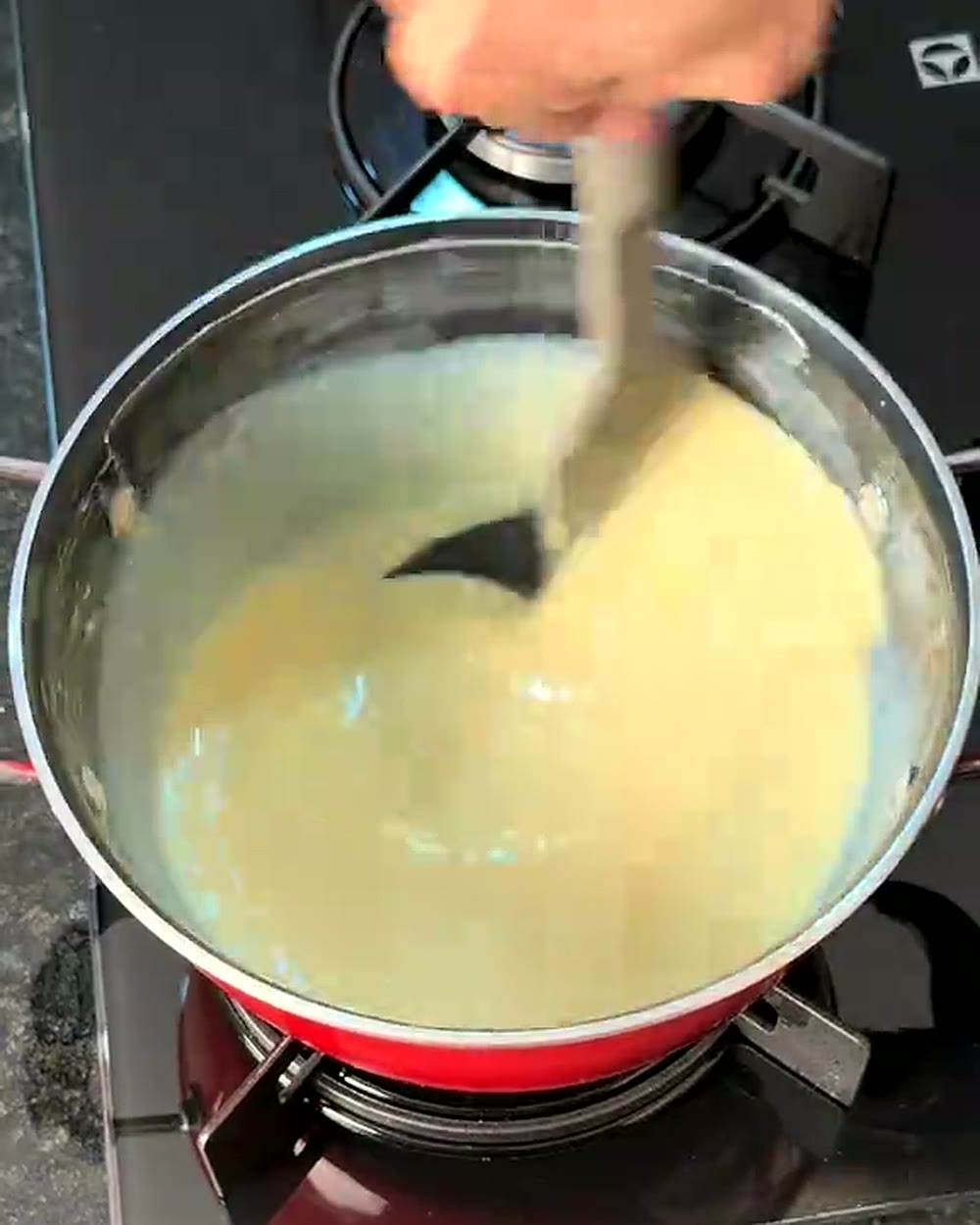 Cena do vídeo viral: morango cravejado viraliza brasil