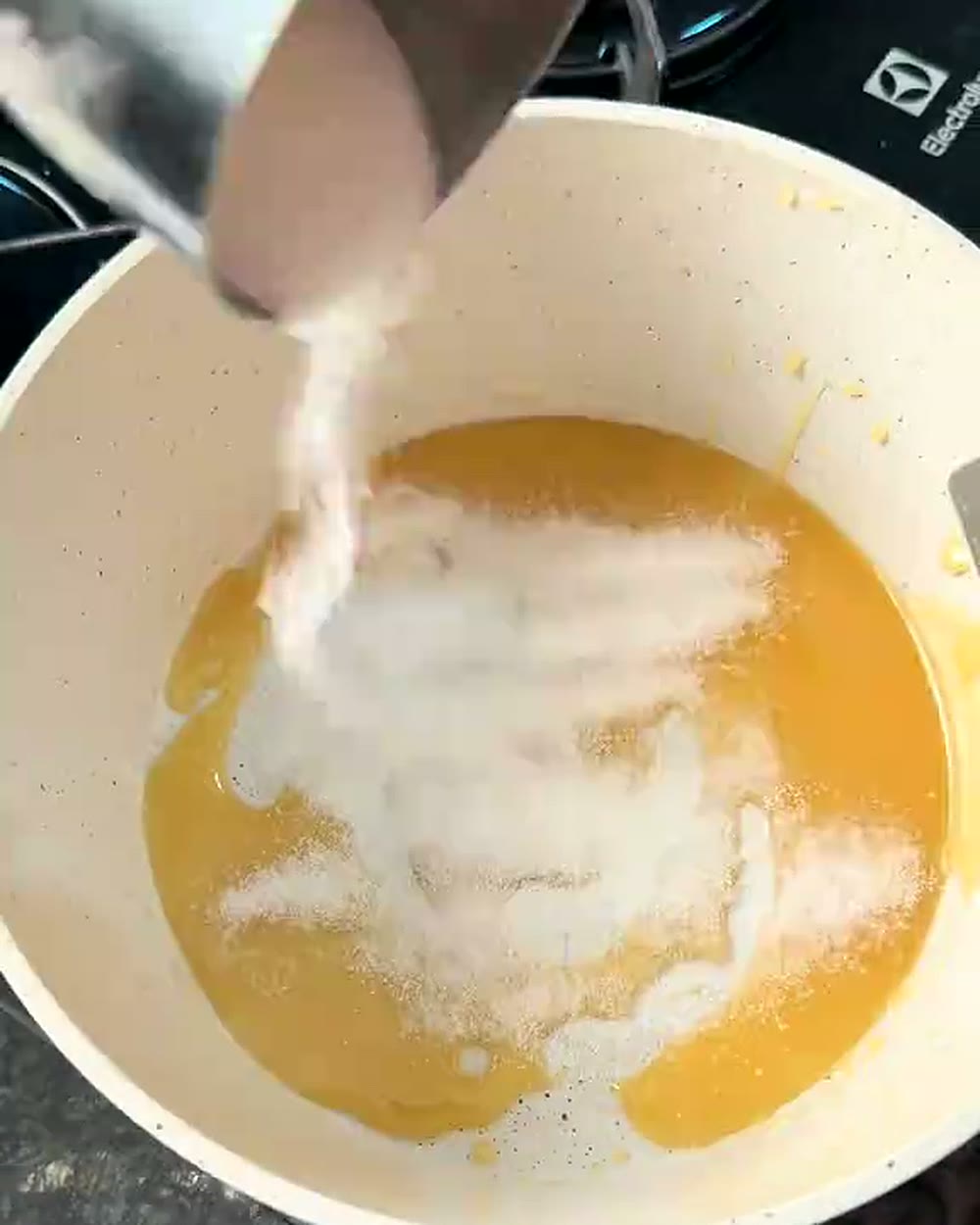 Cena do vídeo viral: morango cravejado viraliza brasil