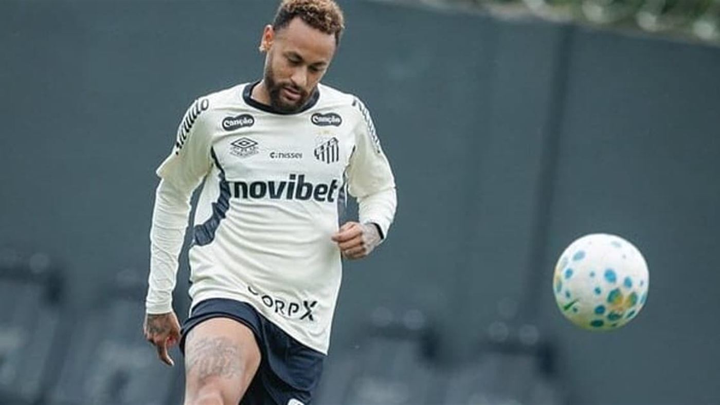 Neymar com a barba cheia em treino do Santos antes do novo visual
