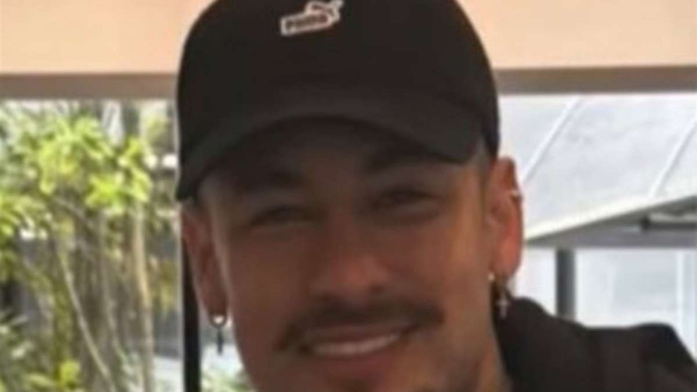Detalhe do rosto de Neymar sem a barba cheia, só com bigode e cavanhaque