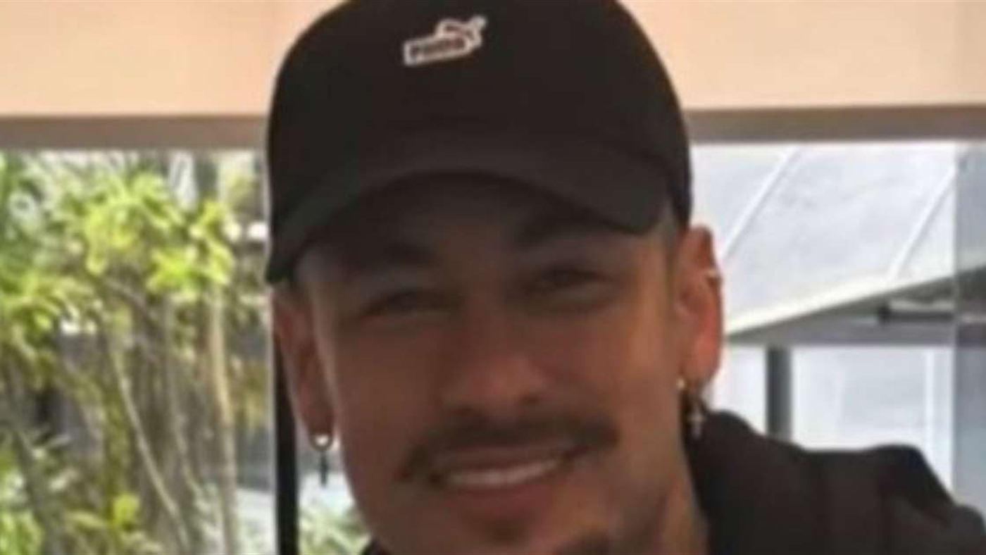 Neymar aparece com o novo visual sem a barba cheia em foto ao lado de um fã