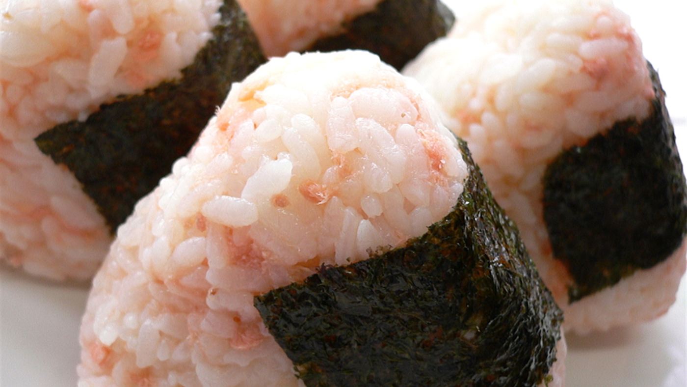Onigiri interior de SP com recheio de salmão, um dos sabores vendidos por delivery