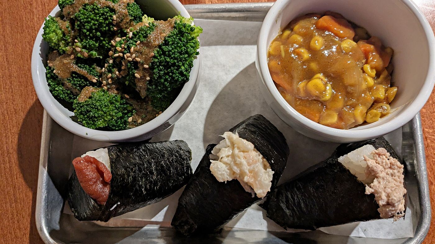 Onigiri interior de SP em embalagem pronta para entrega por delivery