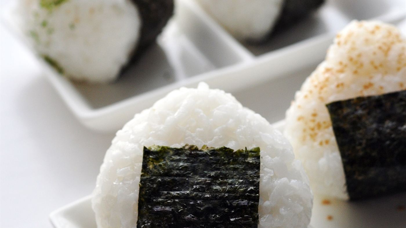 Onigiri interior de SP: bolinho de arroz japonês recheado e envolto em alga nori