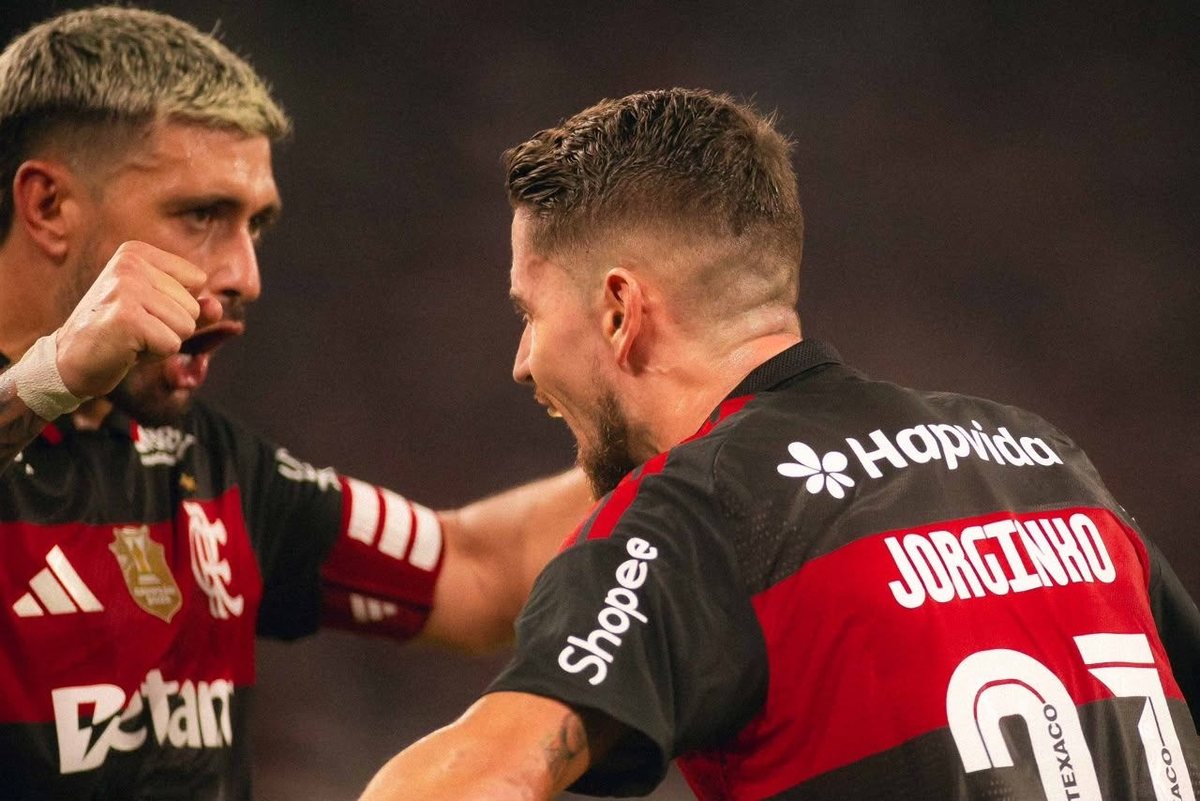 Pedro e Jorginho durante a comemoração rubro-negra.