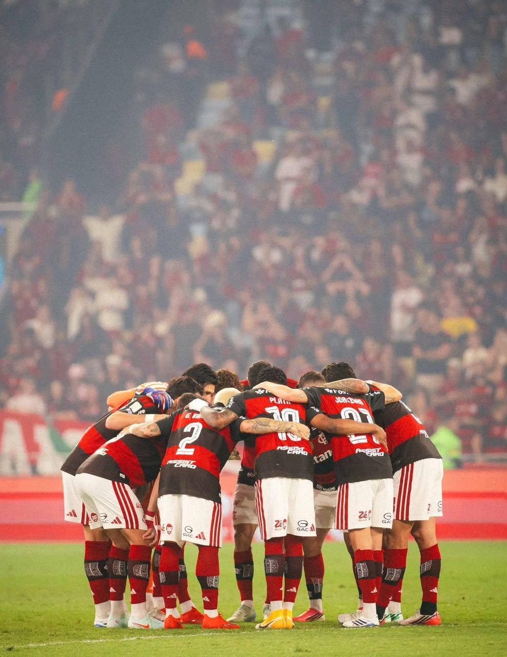 Jogadores do Flamengo reunidos no gramado durante a partida.