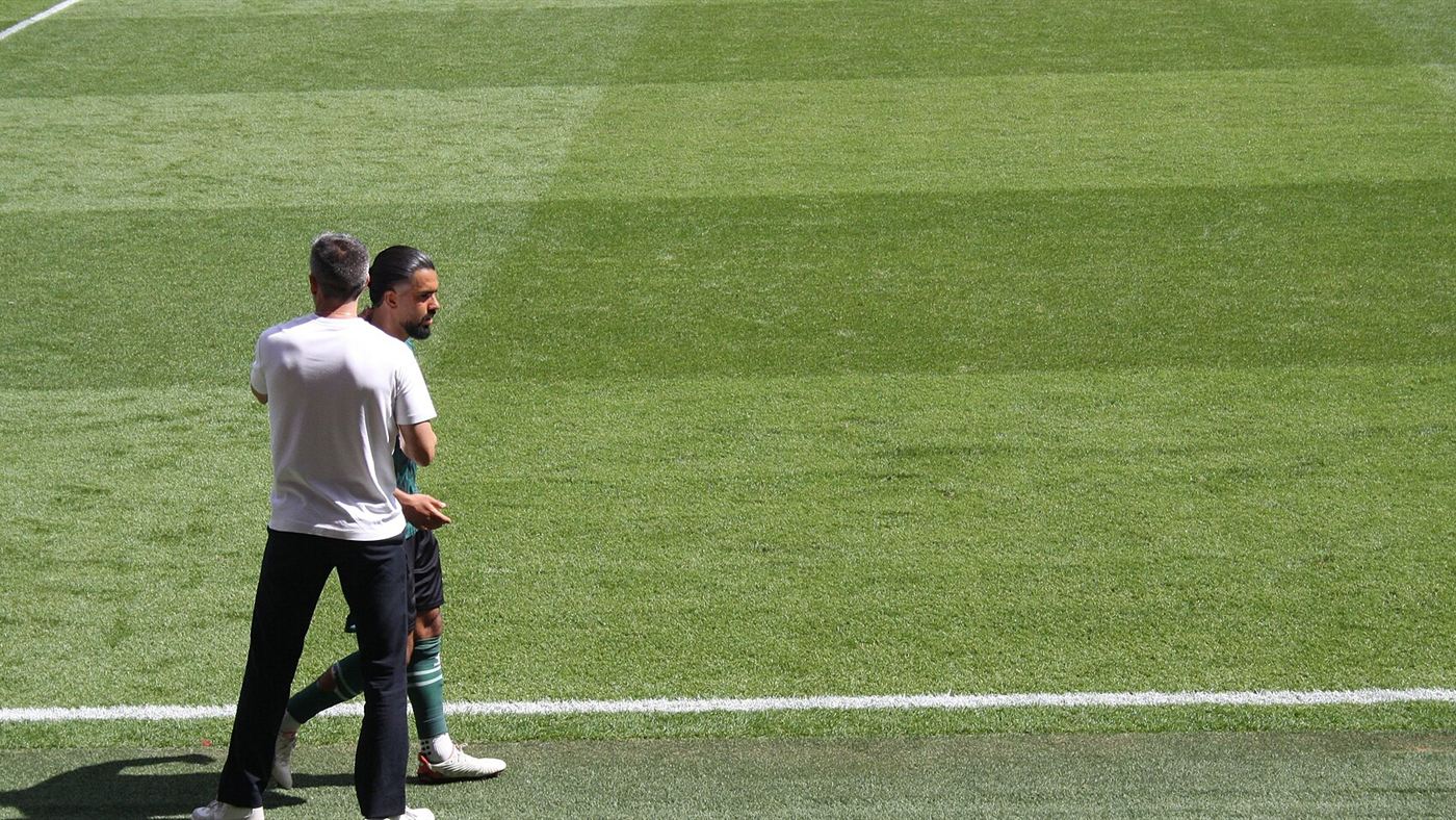 Paulo Pezzolano em campo durante treino, período anterior à passagem pelo Internacional