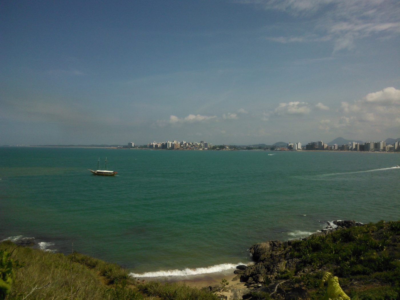 Vista do mar e da orla de Guarapari, no litoral do Espírito Santo, onde a expedição partiu para registrar a raia-manta