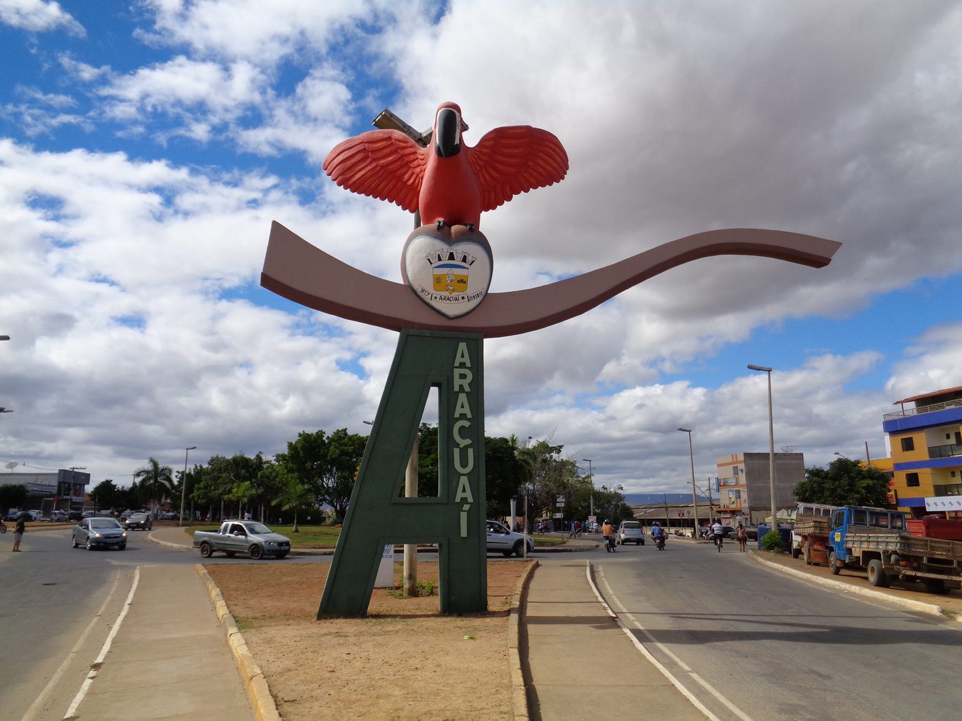 Pórtico de entrada da cidade de Araçuaí, em Minas Gerais, com o nome do município e uma escultura de ave