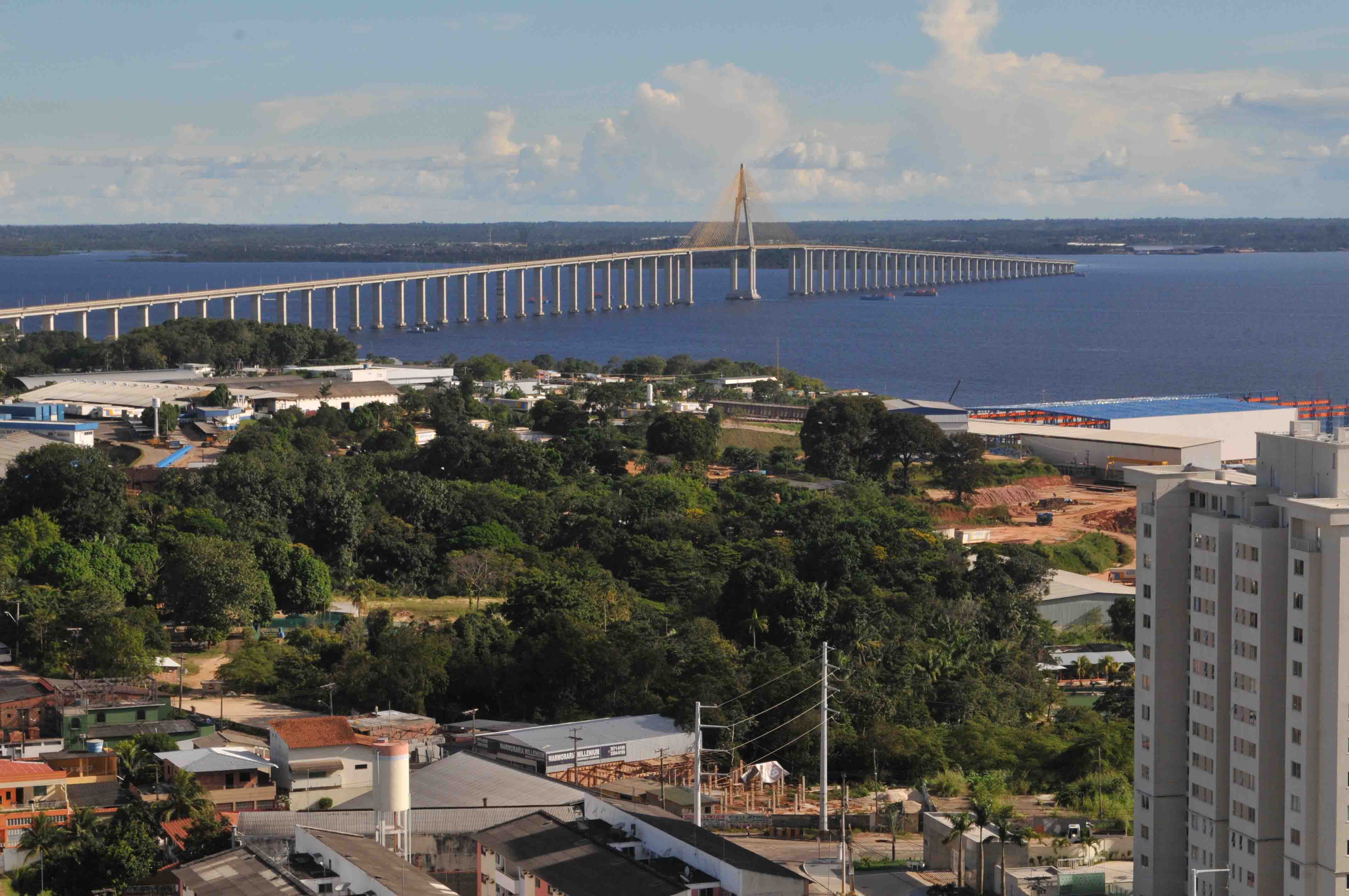 Ponte Rio Negro vista de cima, ligando as duas margens do rio em Manaus