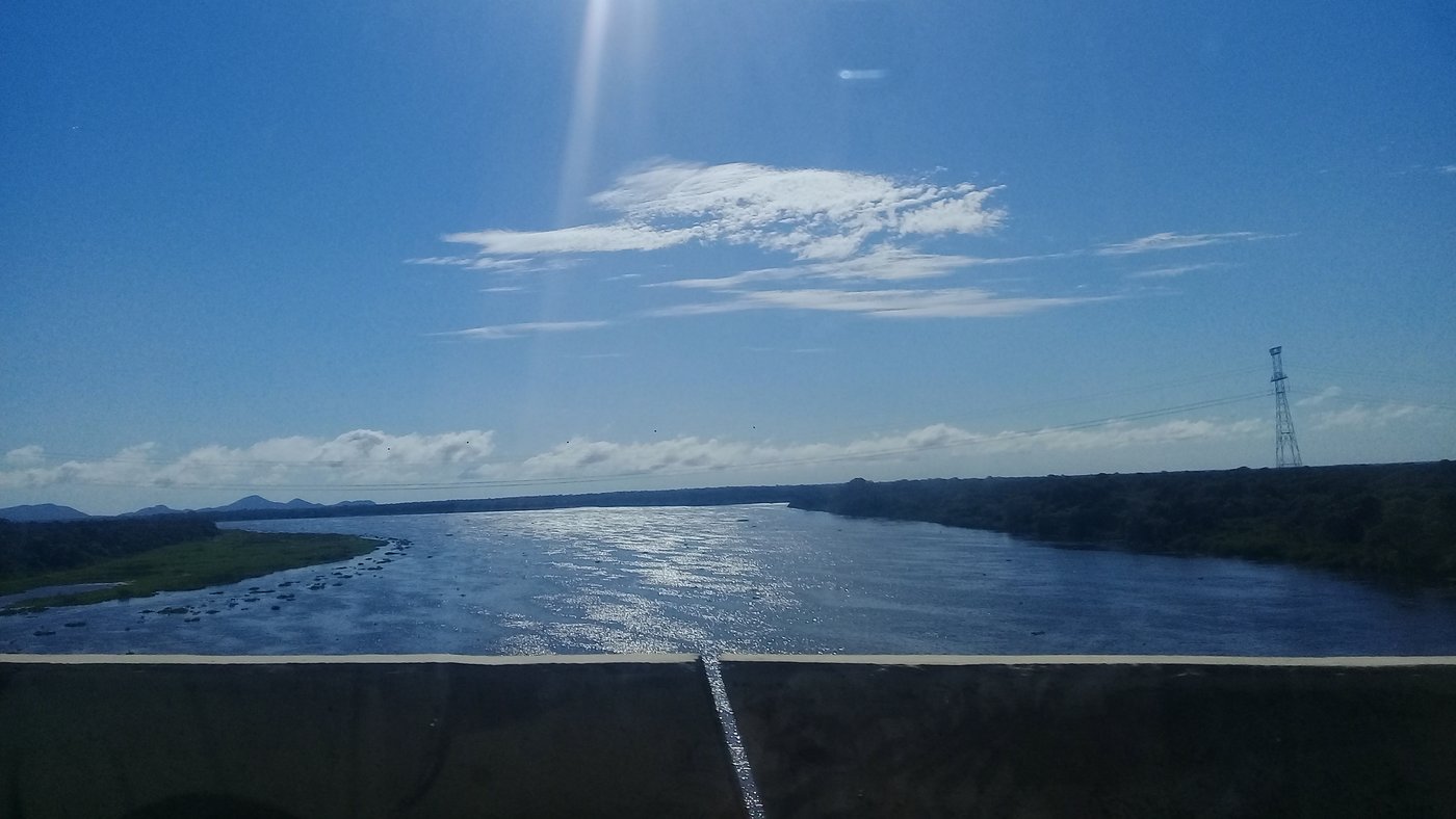 Vista aérea do rio Paraguai a partir de uma ponte na região de Corumbá, no Mato Grosso do Sul, com banco de areia exposto na margem