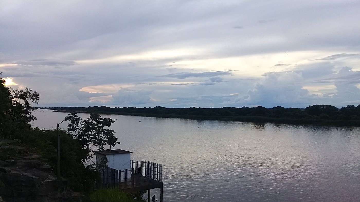 Margem do rio Paraguai ao entardecer em Ladário, no Mato Grosso do Sul, perto de onde fica a estação de monitoramento do nível do rio