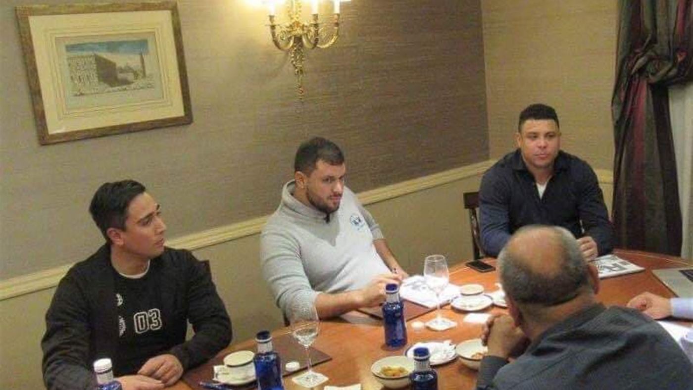 Ronaldo Fenômeno em jantar com amigos, dias antes de completar 50 anos