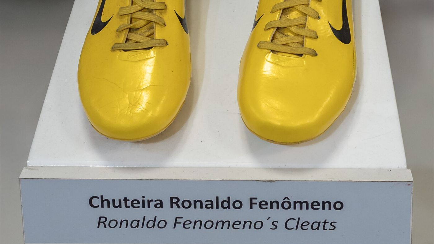 Chuteiras usadas por Ronaldo Fenômeno expostas em museu do futebol