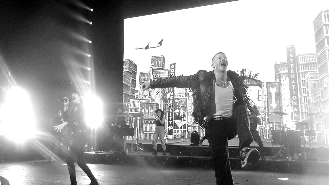 Macklemore em apresentação anterior, fora da turnê de Ed Sheeran