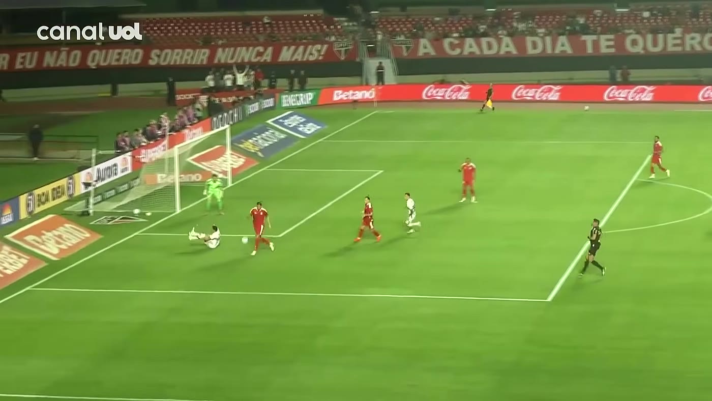 Zagueiro do Internacional comete pênalti sobre Luciano dentro da área no Morumbis
