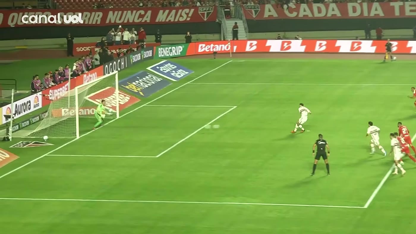 Jonathan Calleri bate o pênalti no gol contra o Internacional no Morumbis
