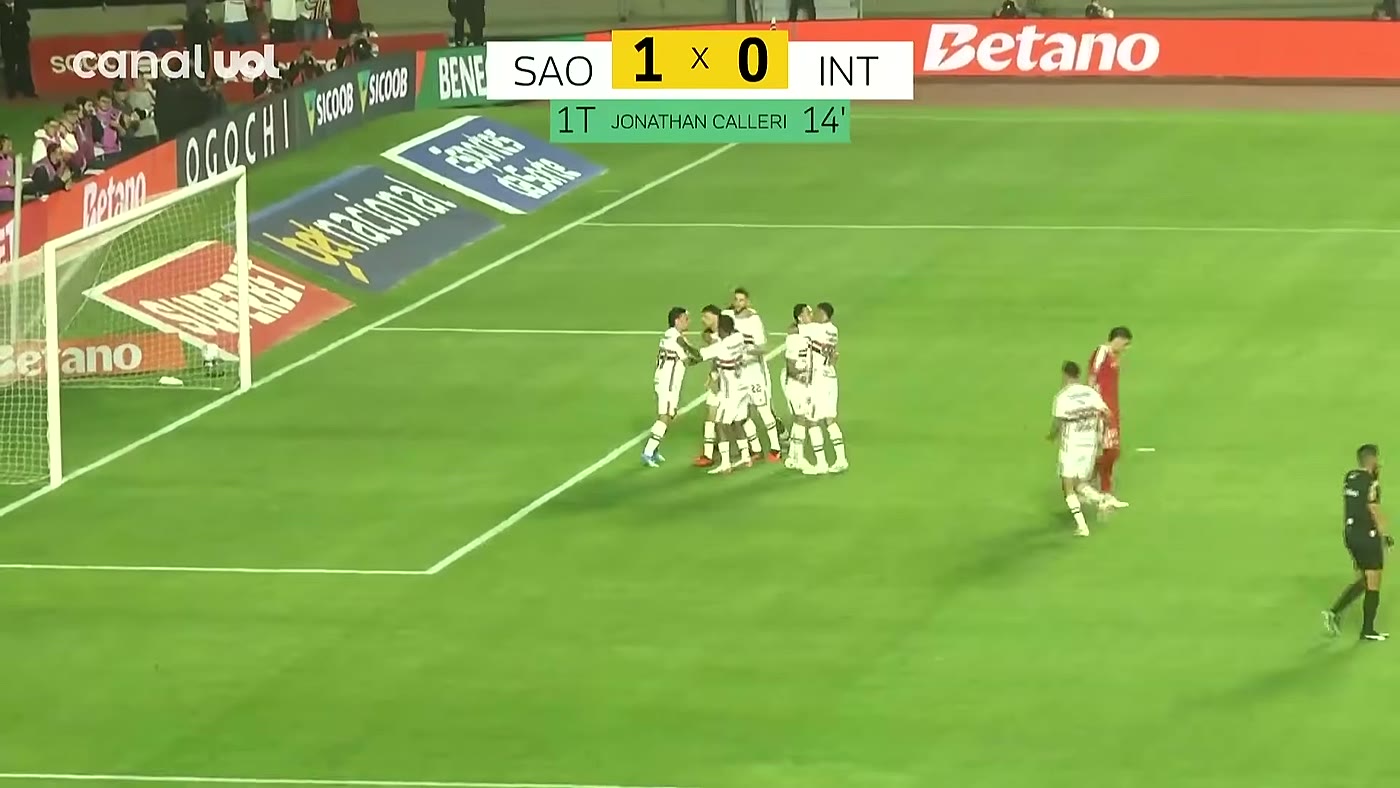 Placar mostra São Paulo 1 x 0 Internacional, com o Internacional na zona de rebaixamento após o gol de Calleri