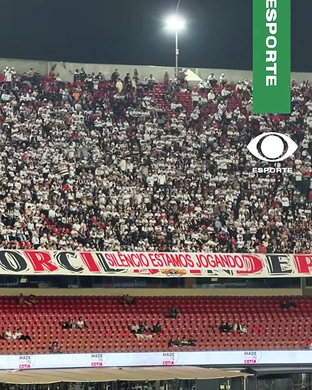 Torcida do São Paulo em silêncio com a faixa exibida na arquibancada do Morumbis