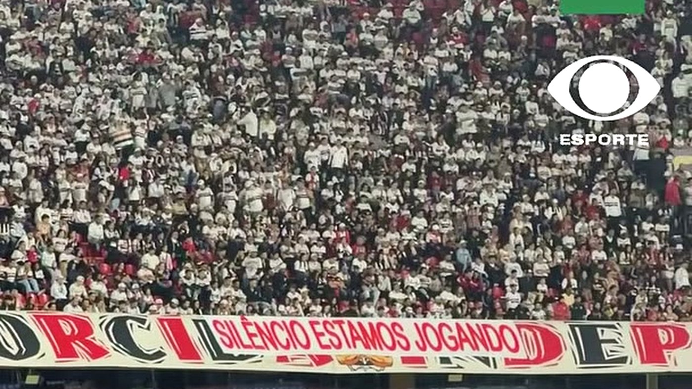 Torcida do São Paulo exibe faixa Silêncio, estamos jogando durante jogo contra o Internacional no Morumbis