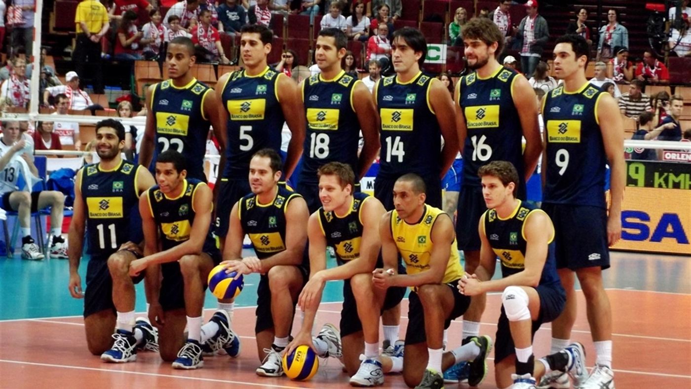 Jogadores da seleção brasileira de vôlei masculino posam em quadra durante torneio internacional
