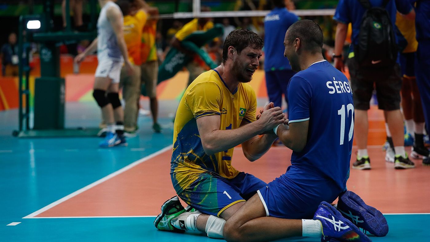 Brasil vôlei Los Angeles 2028: jogadores da seleção brasileira se abraçam ajoelhados na quadra após a conquista do título