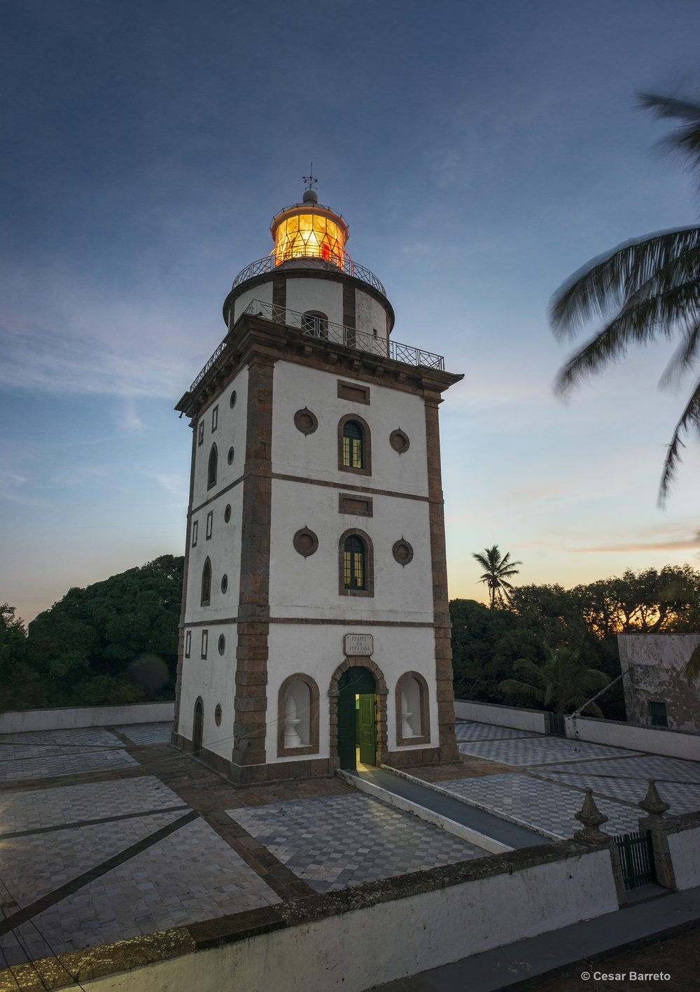 Farol da Ilha Rasa, na Baía de Guanabara, no Rio de Janeiro, aceso ao entardecer