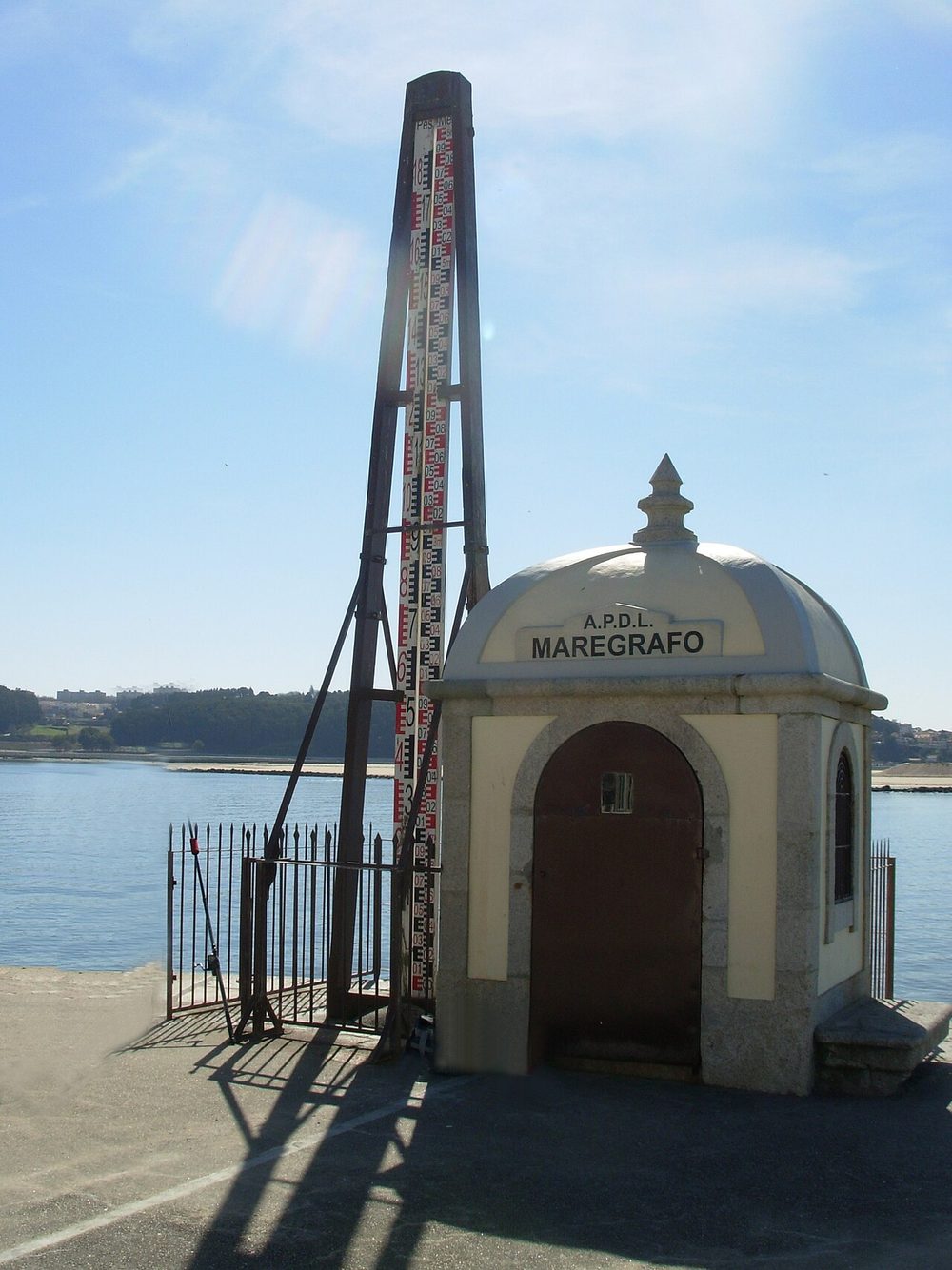 Marégrafo na foz do rio Douro, no Porto, em Portugal, instrumento que mede a altura da água
