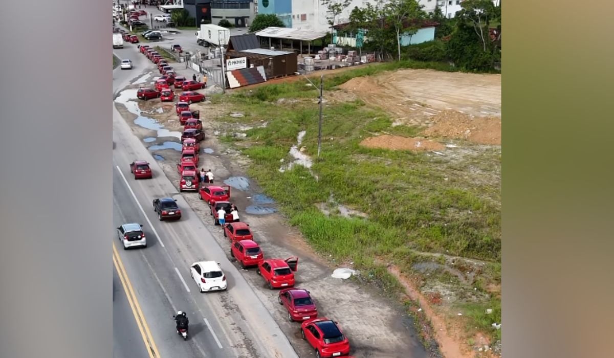 Registro de outra promoção da marca, realizada em Palhoça em 2024, com carros vermelhos.