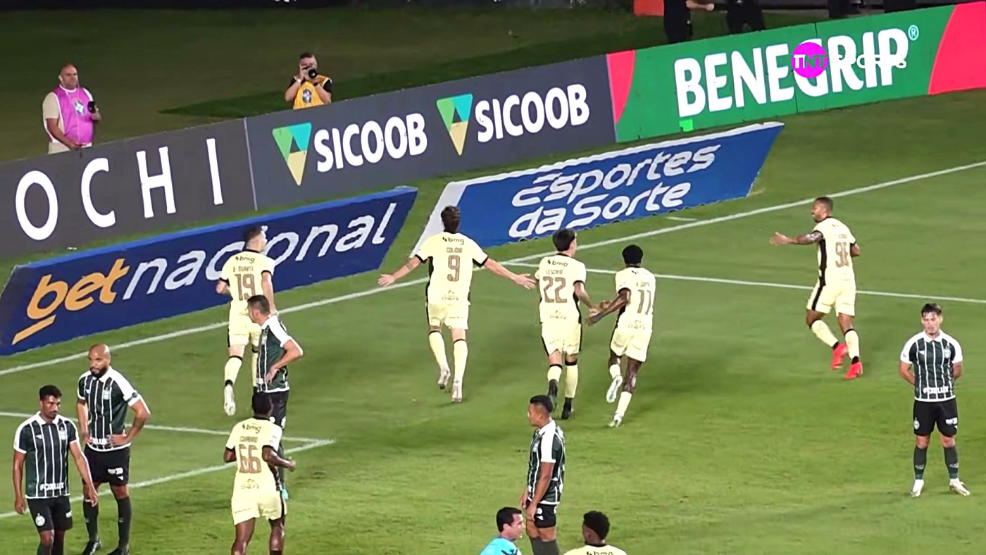 Vasco e coritiba em são januário: jogadores do Vasco comemoram gol contra o Coritiba em São Januário pela 28ª rodada do Brasileirão