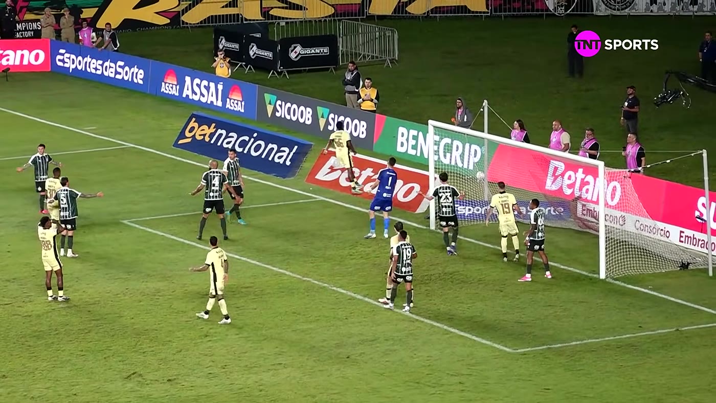 Vasco pressiona o gol do Coritiba em São Januário no Brasileirão