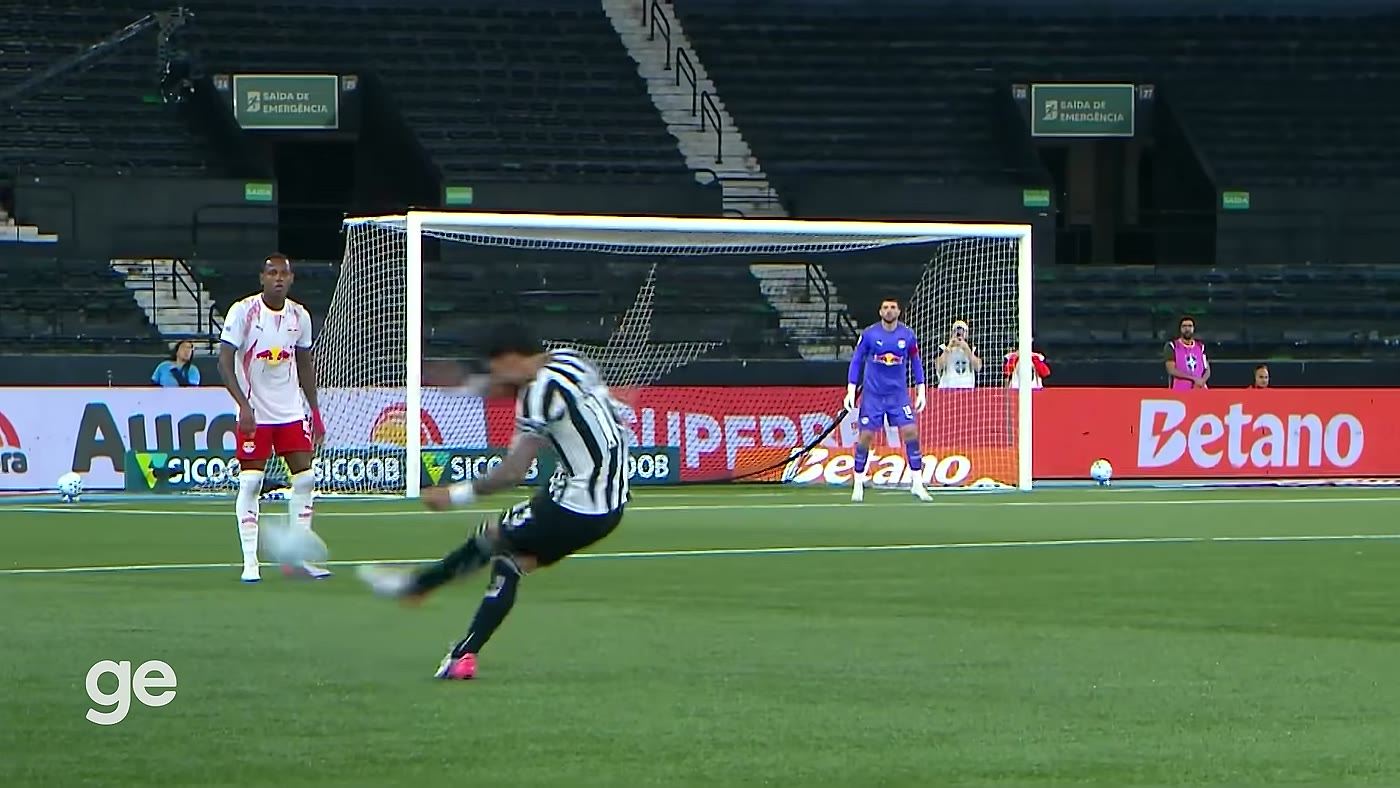 Jogador do Botafogo finaliza em direção ao gol do Bragantino durante a partida