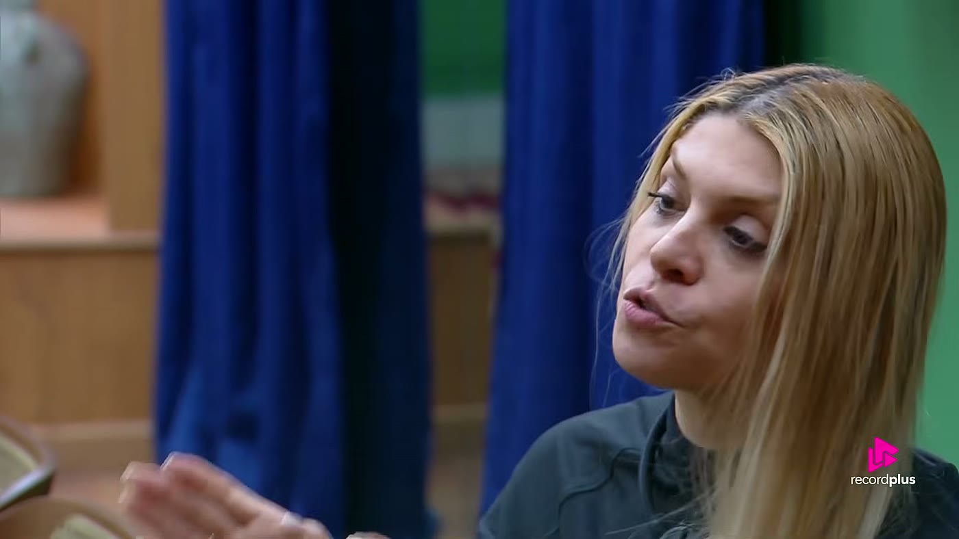 Adryana Ribeiro fala em tom firme durante a conversa com Daniel Erthal em A Fazenda 18