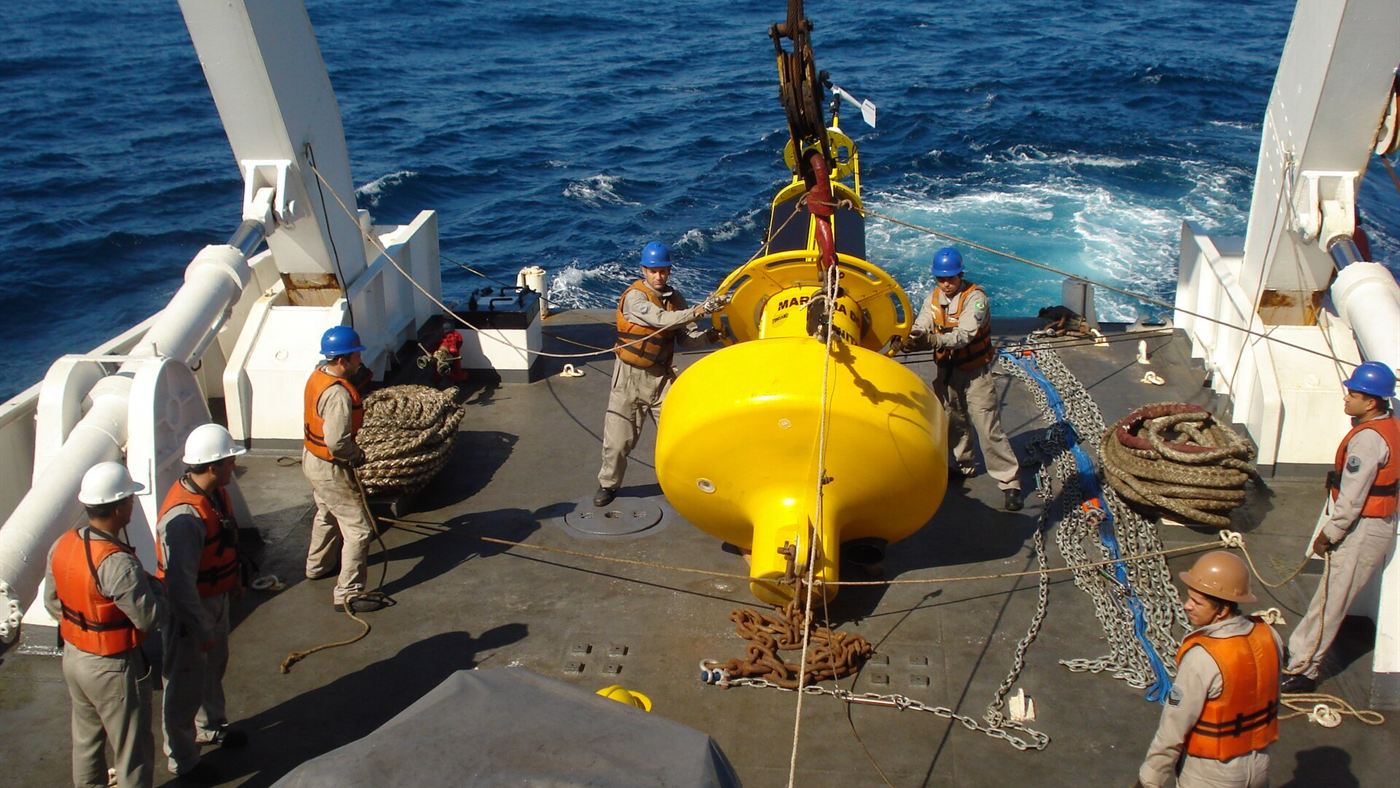 Militares da Marinha do Brasil recolhem uma boia do Programa Nacional de Boias (PNBOIA) a bordo do navio hidroceanográfico Amarim do Valle
