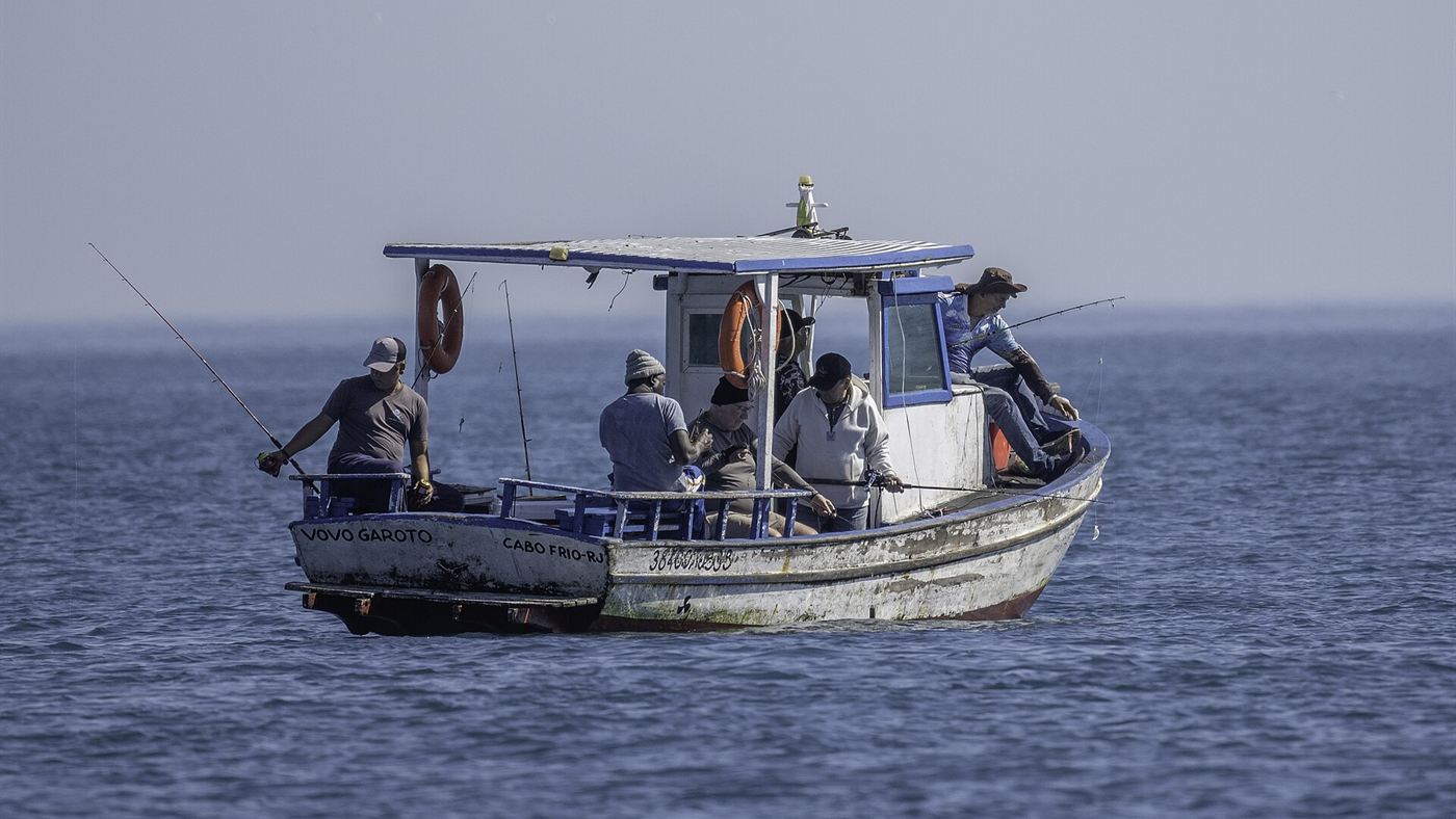 Pescadores a bordo de um barco de pesca ao largo de Cabo Frio, no Rio de Janeiro