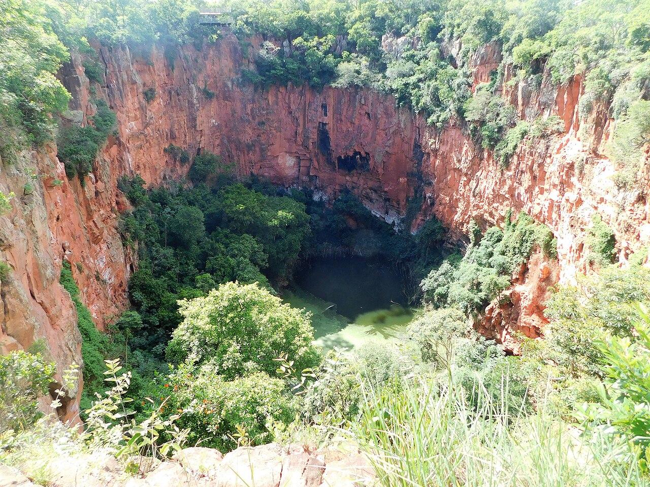 Vista ampla da dolina do Buraco das Araras, com mata e paredões