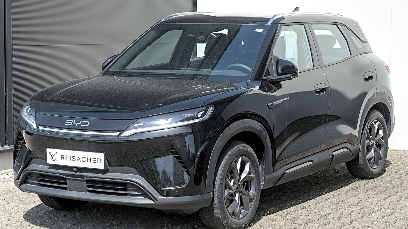 Preco: eletricos: bYD Atto 2 na cor preta, SUV elétrico compacto, visto de frente em ângulo três quartos