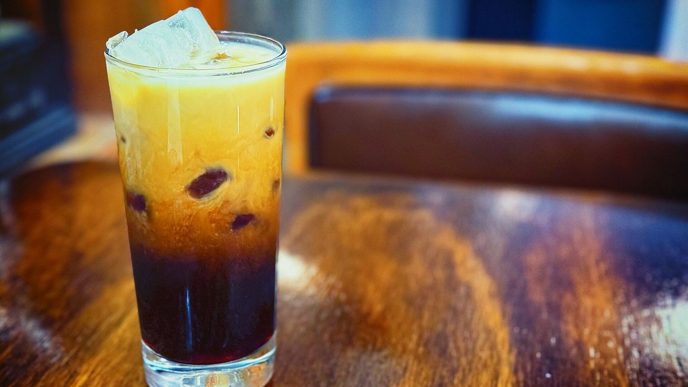 Copo de café gelado servido com cubos de gelo comuns, que derretem e diluem a bebida