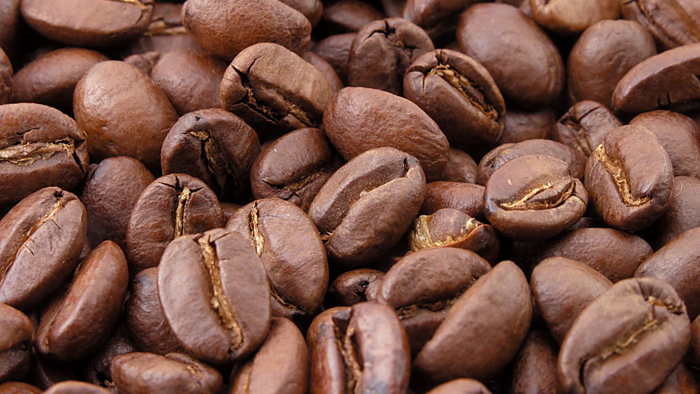 Grãos de café torrados, matéria-prima do café usado para fazer os cubos de gelo de café