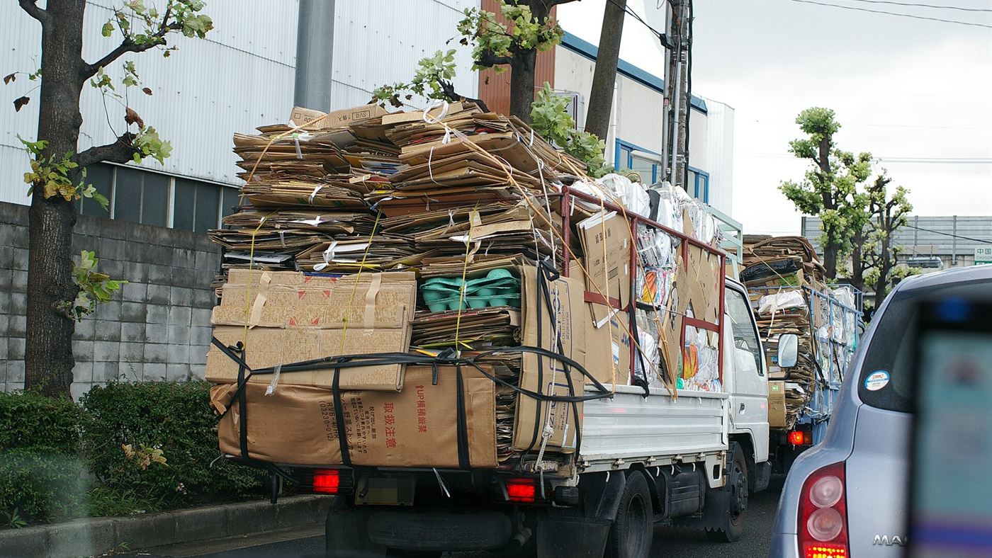 Caminhão carregado com fardos de papelão para reciclagem
