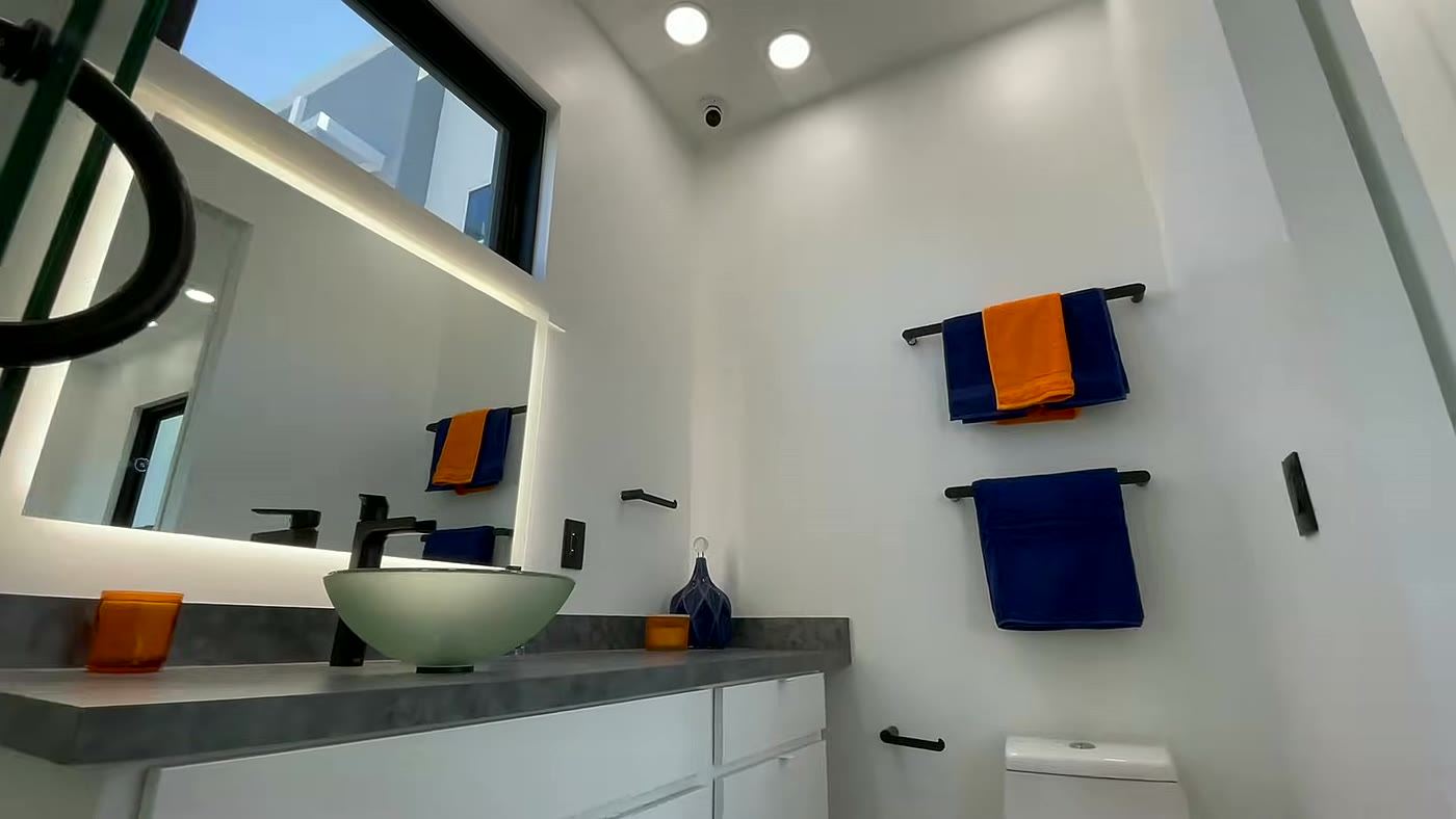 Banheiro completo da casa dobrável Boxabl Casita com pia, vaso e chuveiro