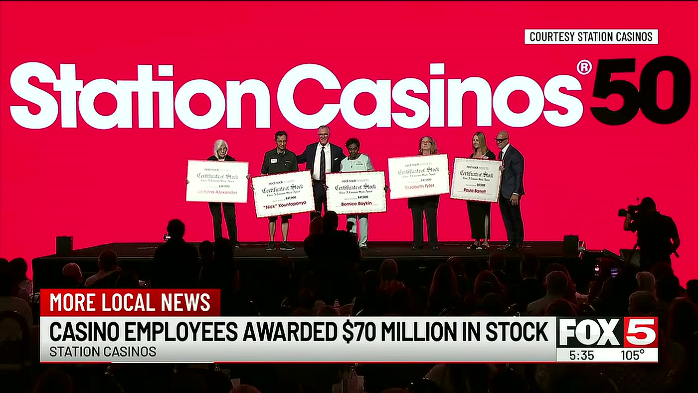 Palco da festa de 50 anos da Station Casinos com funcionários segurando certificados de ações
