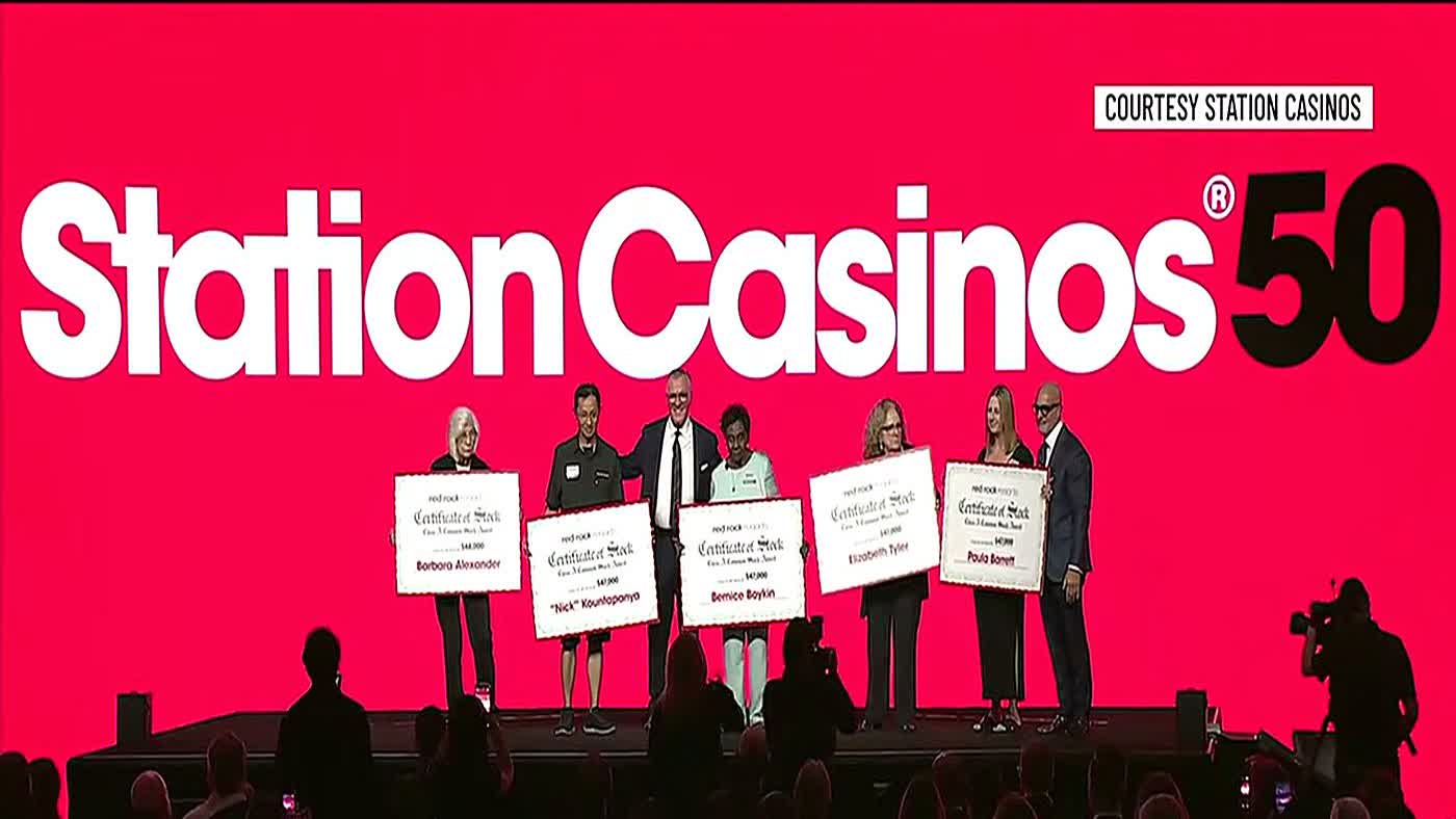 Bônus a funcionários de cassino: bônus para funcionários do cassino Station Casinos: donos entregam ações no palco em Las Vegas