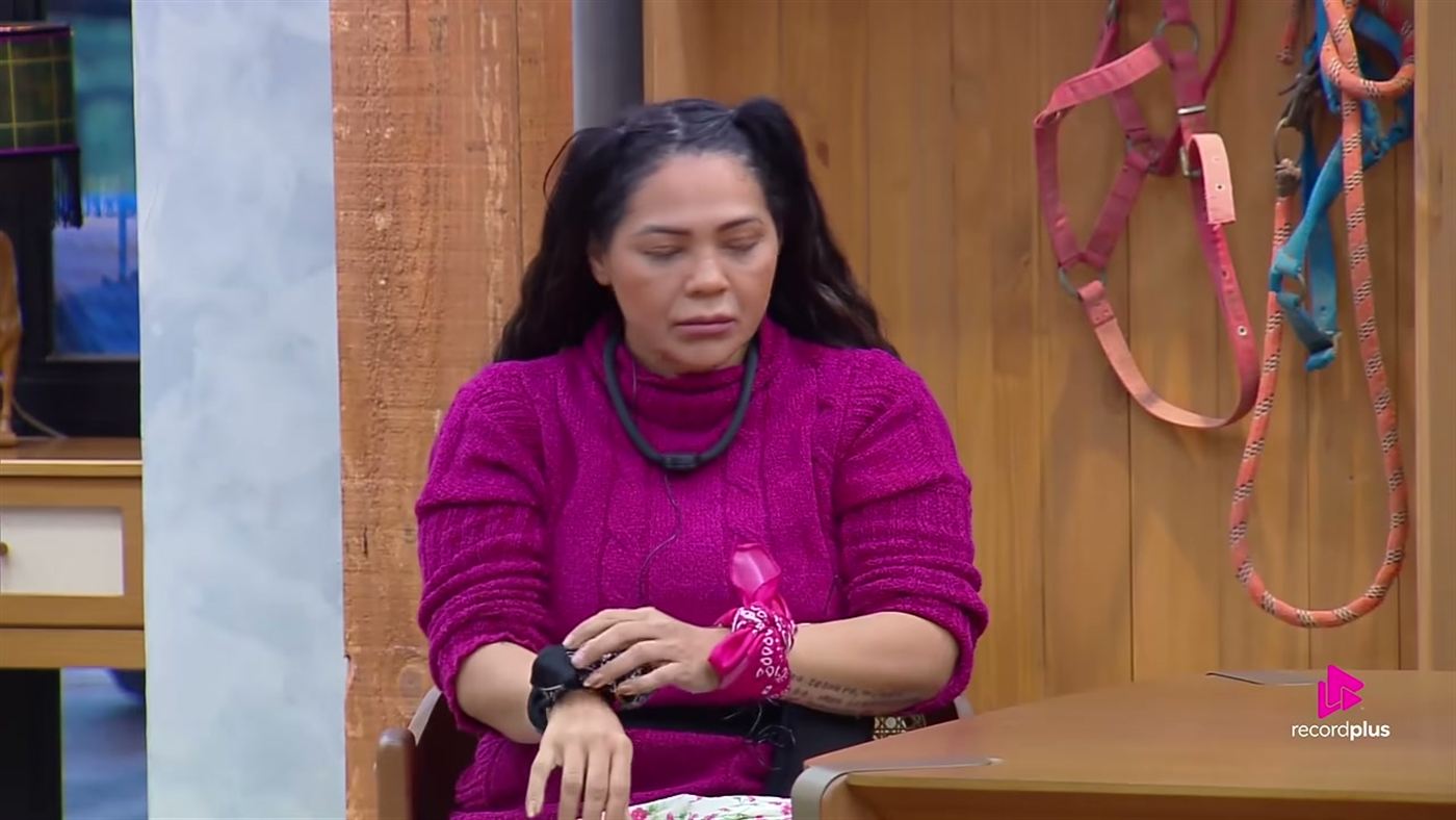 Darlin Ferrattry sentada, séria, durante a treta com Giovanna Gold em A Fazenda 18